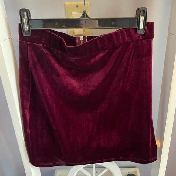 Mendocino burgundy velvet mini skirt with a loop/O-ring front zipper size Large - Picture 3 of 5